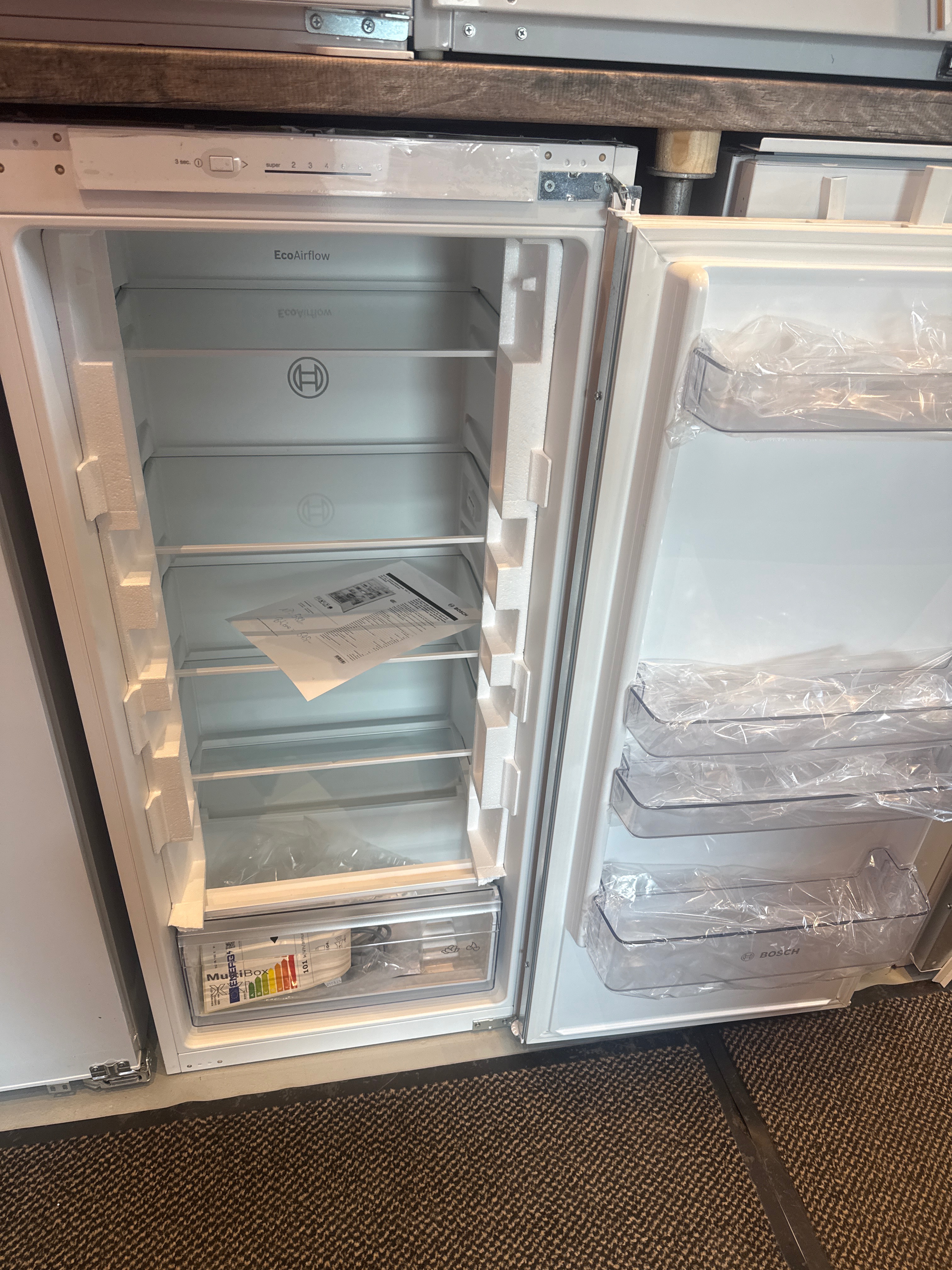 Einbaukühlschrank 122cm Schleppscharnier